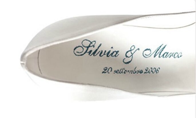 Nomi e data incisi nella scarpa della sposa. E' un'idea di Sergio Rossi. Foto www.sergiorossi.com