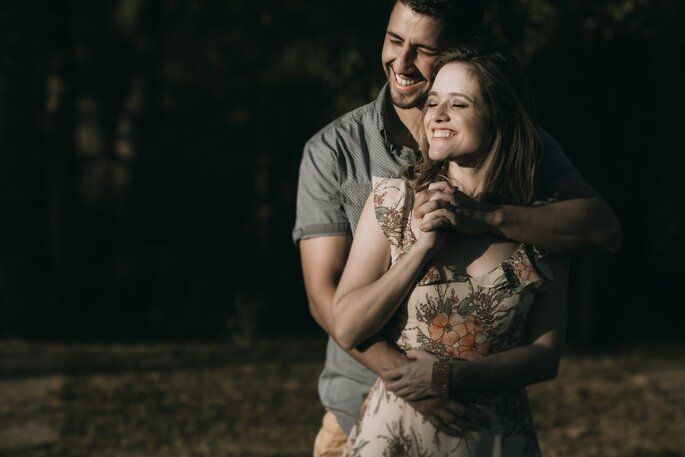 Casal abraçados e sorrindo