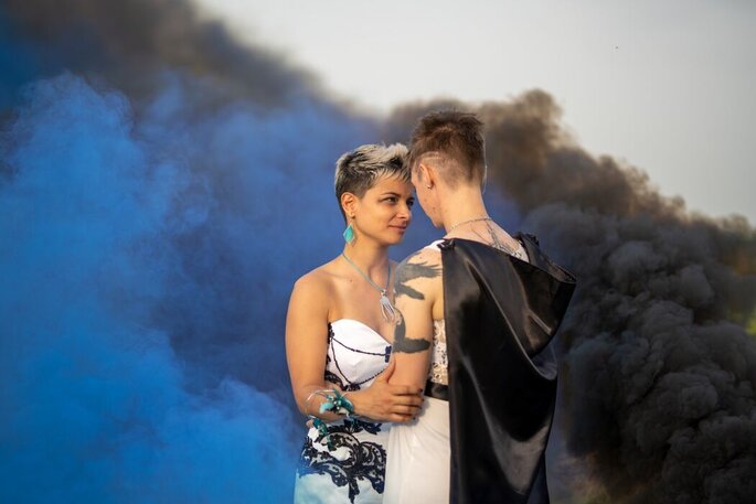 photo des mariées dans un nuage de couleurs