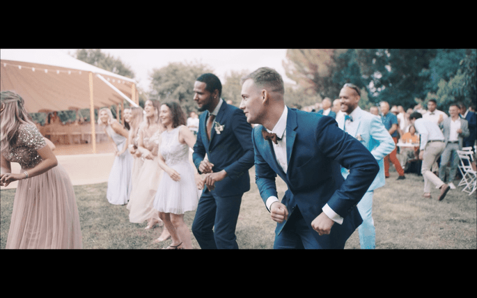 Les invités du mariage s'amusent en dansant, filmés par Honey Film