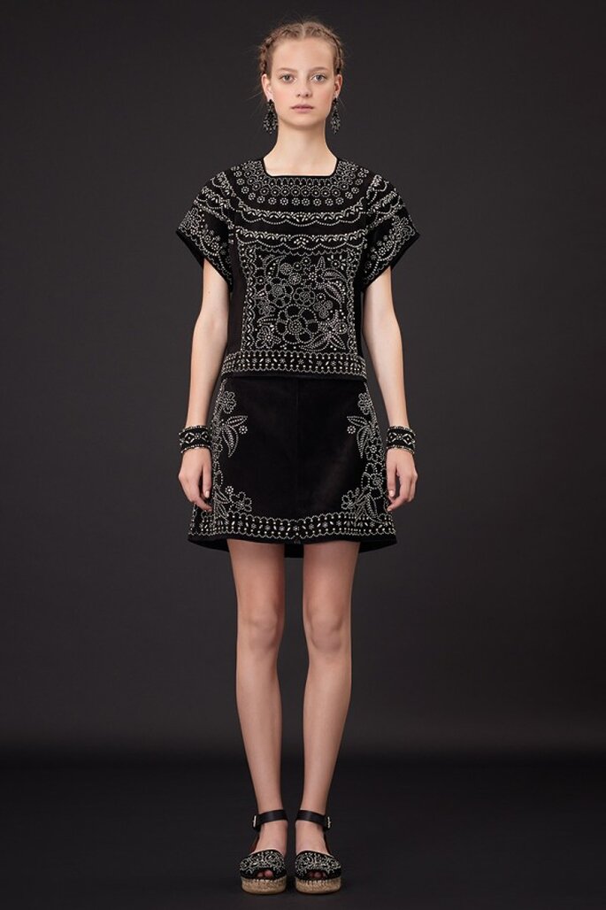 Vestido de fiesta 2015 en color negro con silueta rectangular y bordados con hilos color blanco en patrones de estética tehuana - Foto Valentino