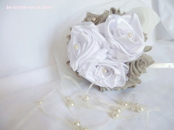 Bouquet de mariée en tissu blanc, lin et crème
