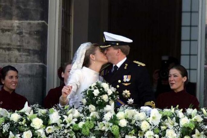 Beso de la boda real de Guillermo y Máxima de Holanda