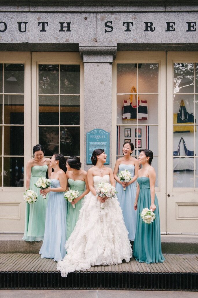 La diferencia de colores en los vestidos de tu dama hará más impactante tu boda - Foto Judy Pak Photography