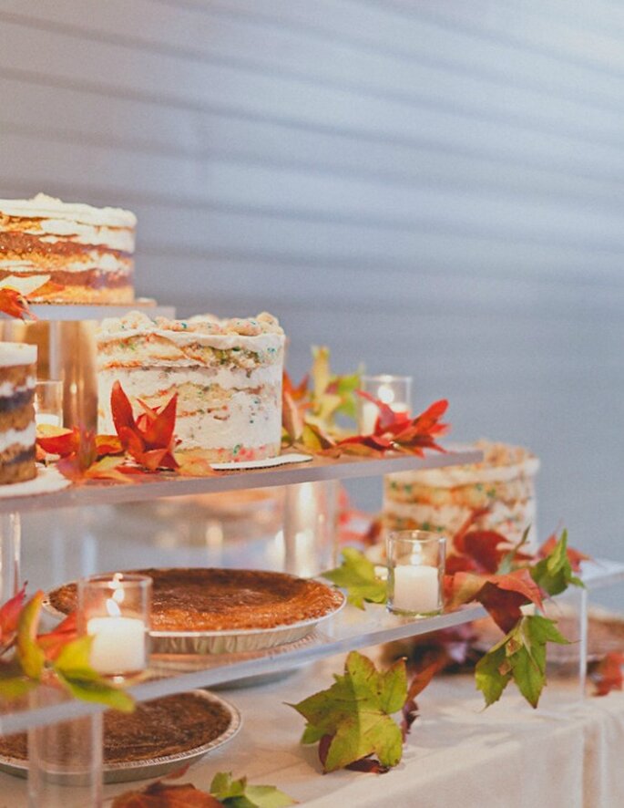 Corner dulce, con naked wedding cakes con cobertura multicolor. Foto: Alea Lovely