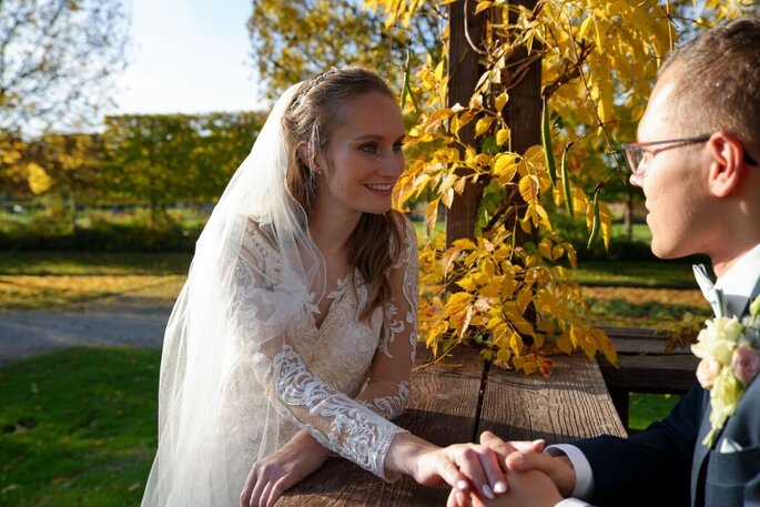 Brautpaar schaut sich tief in die Augen, Hochzeitsfotograf Paul Harwardt