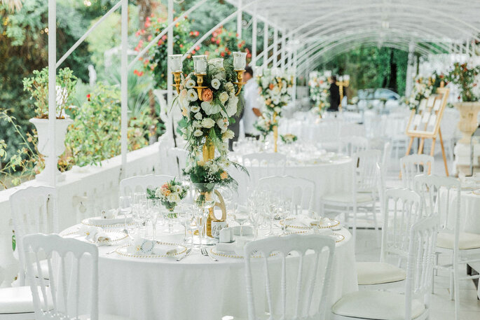 décoration de salle de réception élégante blanc et fleurs