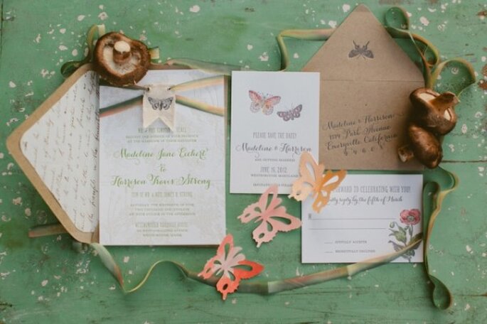 Invitaciones de boda inspiradas en el encanto de las mariposas - Foto Huckleberry Karen Designs