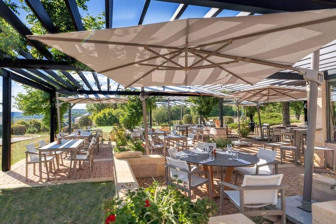 Terrasse agréable sur un lieu de réception pour mariage en Dordogne
