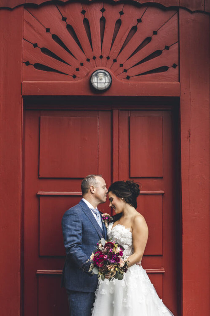 Brautpaar vor roter Tür