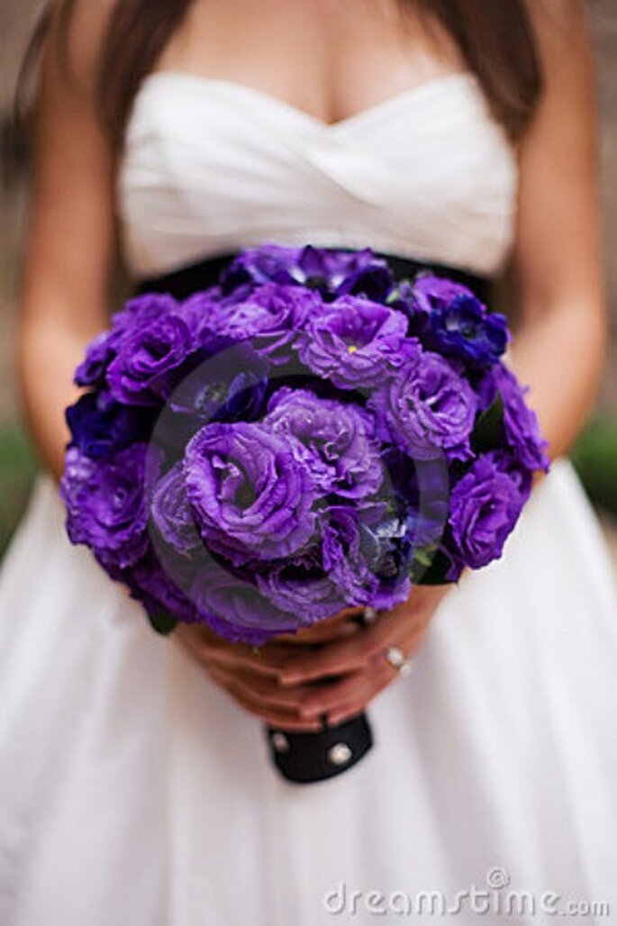 Ramo de novia con flores púrpuras - Dreamstime.com