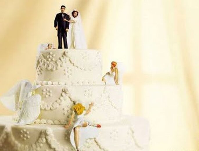 Novias trepando el pastel de boda