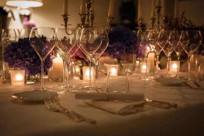 cristalli, fiori e candele sulla tavola