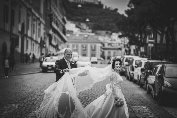 Giuseppe Laganà Fotografi - sposa con il padre attraversa la strada