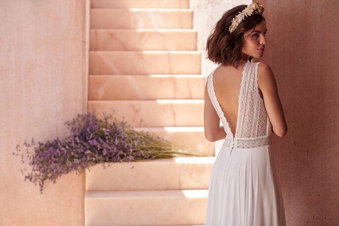 Robe de mariée bohème dos nu haut dentelle couronne headband fleurs jupe droite