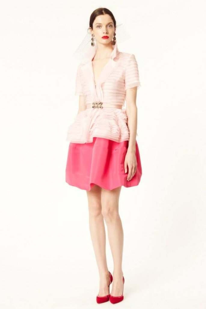 Conjunto de falda y blusa con chaqueta en color rosa pastel - Foto Oscar de la Renta