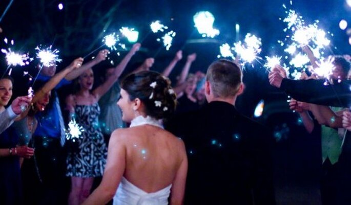 Enciende luces de bengala durante la fiesta de boda - Foto ercwttmn en Flickr