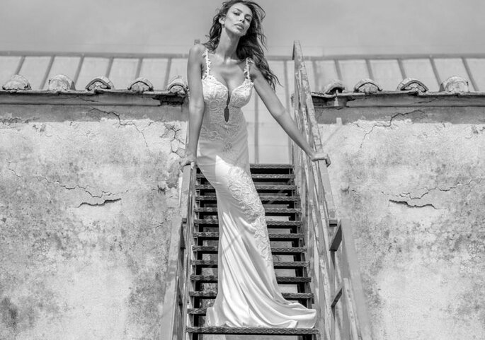 Atelier Vanitas, abito con ricami, sposa su scala