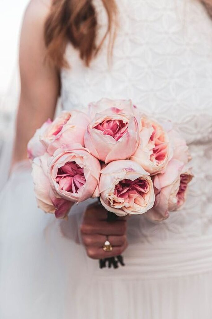 Un bouquet de mariée avec des pivoines roses - Bluekoast Records 