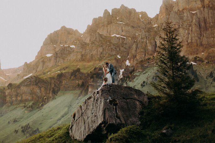 Brautpaar vor Bergen, fotografiert von Eliano Davide Photography