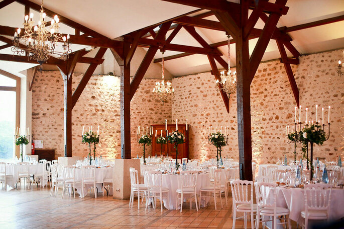 Salle de mariage avec des murs en pierre apparentes 