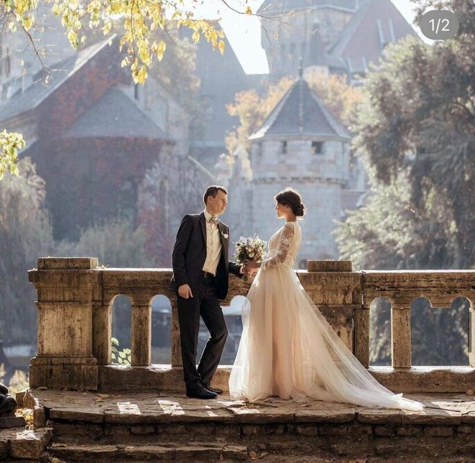 les mariés posent devant le château 