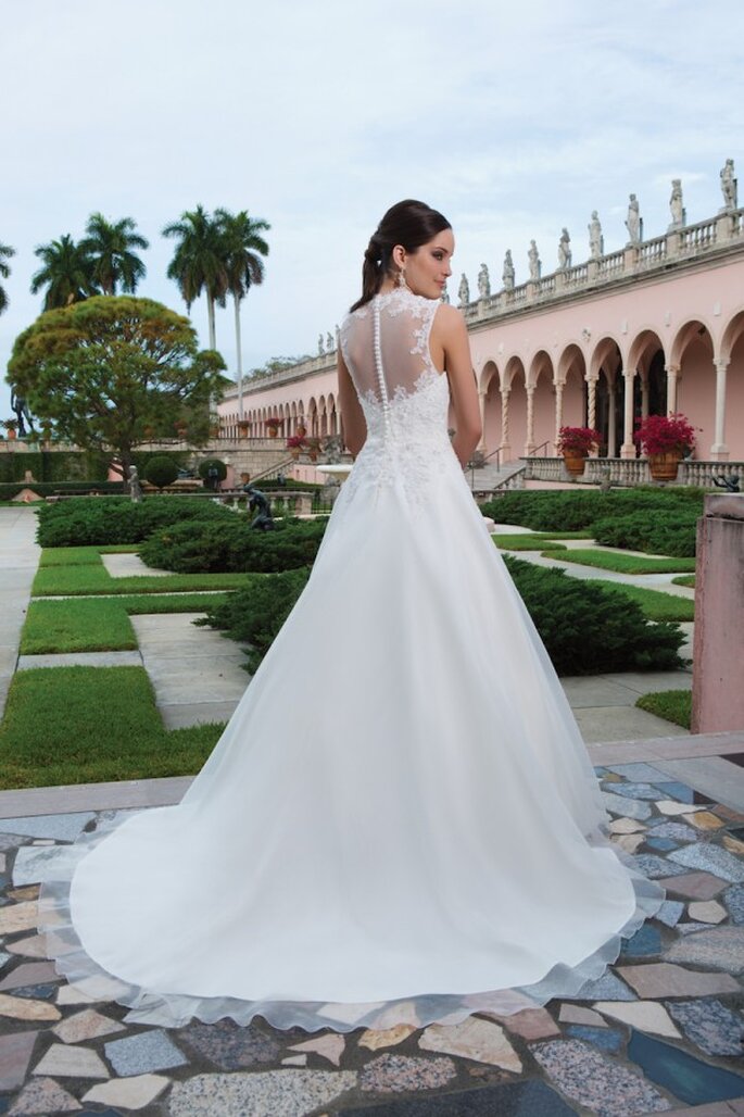 Rückenfreies Brautkleid mit Spitzen- und Musterdetails in der Kollektion 2015 von Sweetheart