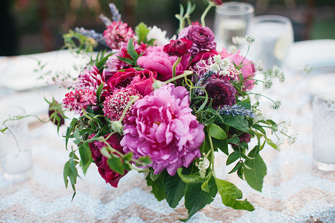 Majestuosos centros de mesas con grandes arreglos florales. Foto: Harmony Loves