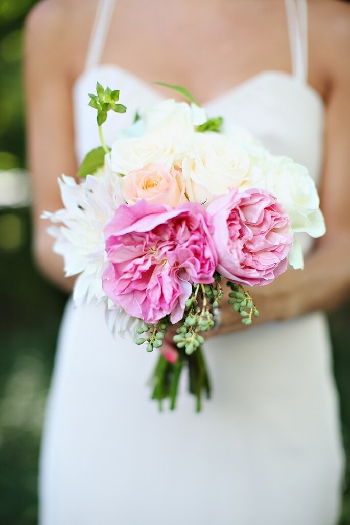 Peonías en colores intensos y neutros para tu ramo de novia - Foto Kay English