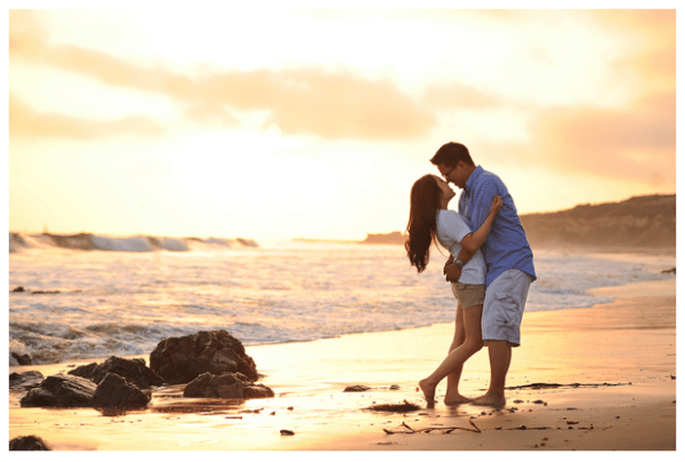 Pre-wedding photo ideas for a romantic couple - Photo: Kate Noelle Photography