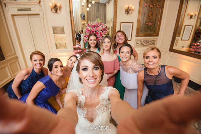 Noiva fazendo selfie com madrinhas de casamento