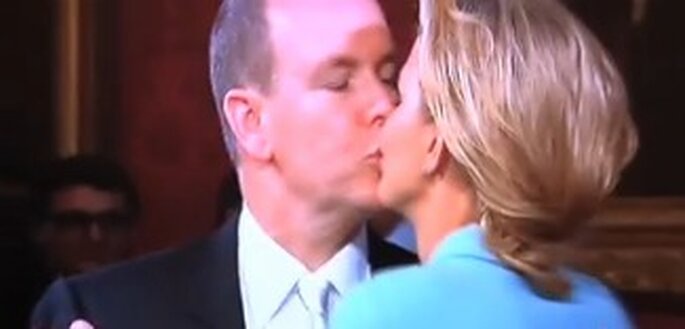 El beso entre Charlene Wittstock y el príncipe Alberto II en la oficina de registro