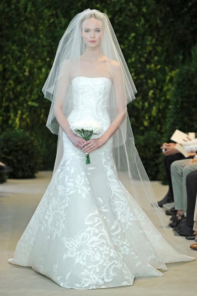 Vestido de novia con escote strapless y falda con detalles pintados a mano - Foto carolina Herrera