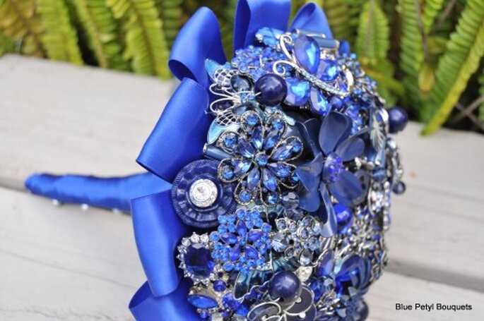 Inspírate en la realeza y dale un toque chic a tu boda con este azul intenso - Foto Blue Petyl Bouquets