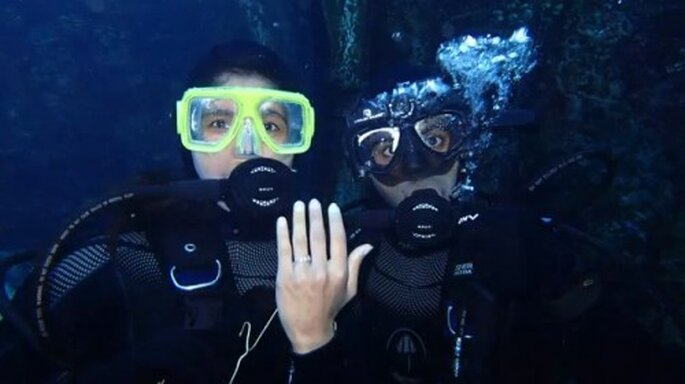 Romántica propuesta de matrimonio debajo del agua - Foto The Heart Bandits YouTube