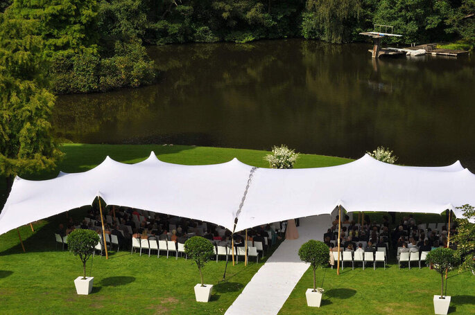 tente nomade blanche pour mariage installée devant l'étang