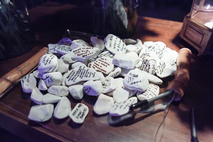 Pedras com mensagens em casamentos