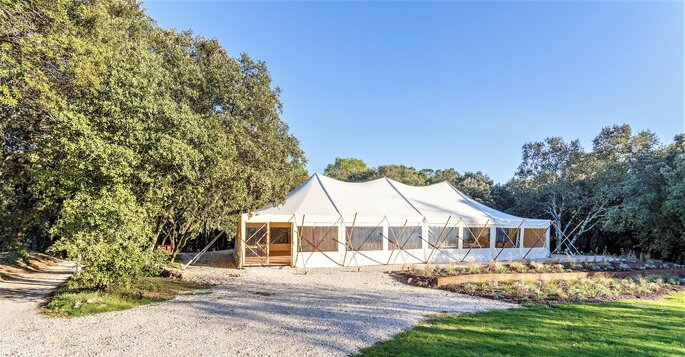Superbe tente de réception pour un mariage, en bambou 100% naturel , pratique pour accueillir des invités et célébrer un mariage, située dans une forêt