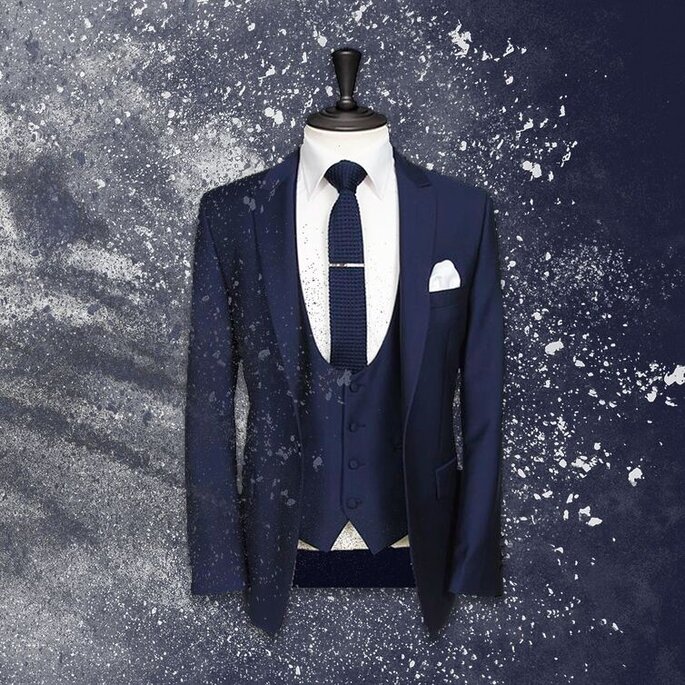 un costume trois pièces bleu marine avec cravate 