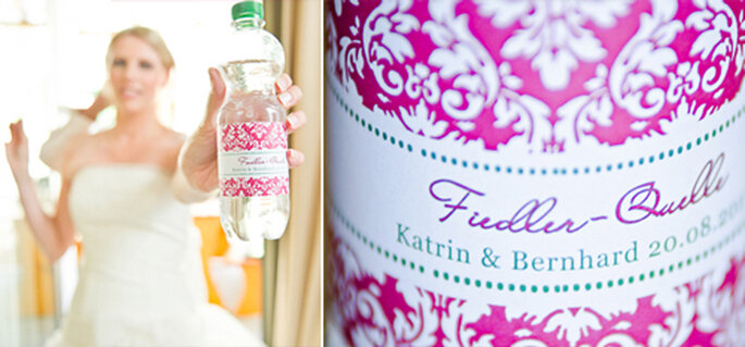 Pretty in pink - sogar das Hochzeitswasser überzeugt mit pinkem Label. - Foto: jonpride.com