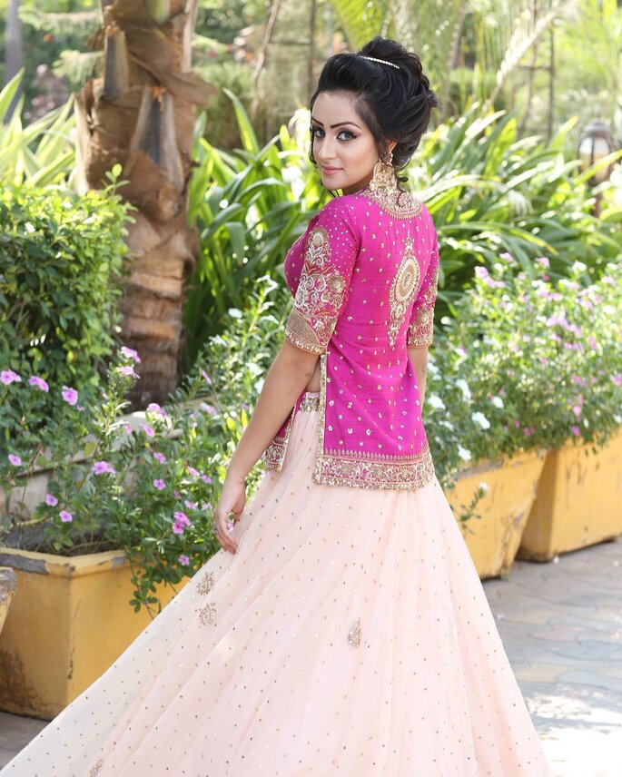 10 Sophisticated Tonal Shaded Mehendi Outfits For The Minimal Bride!