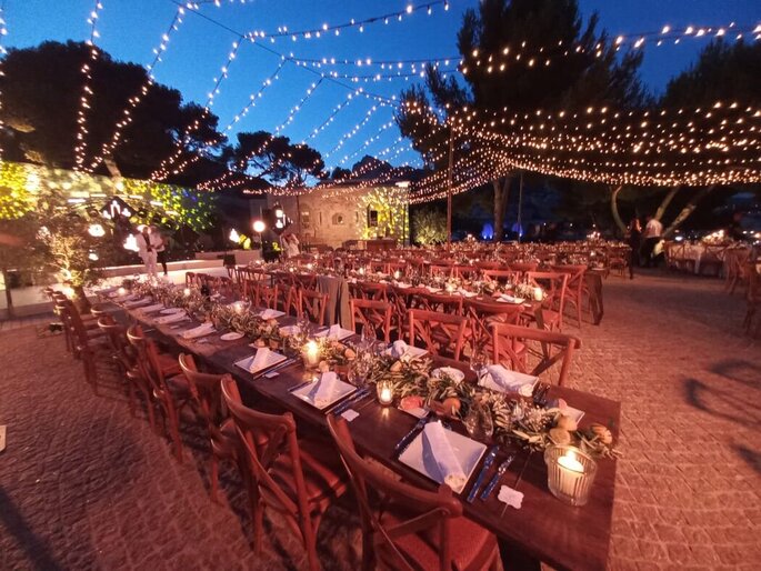 Réception de mariage en plein air de nuit, sur le thème champêtre chic citron
