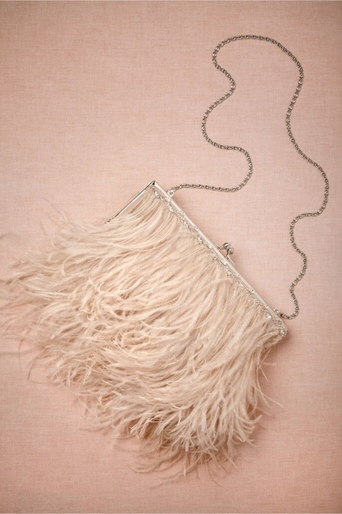 Bolsa para novia en color nude con cadena e incrustaciones de pedrería - Foto BHLDN
