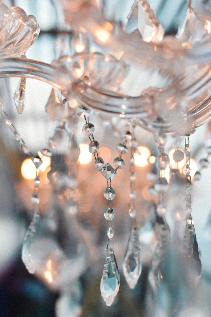 Wystrój sali weselnej glamour - kryształowy żyrandol