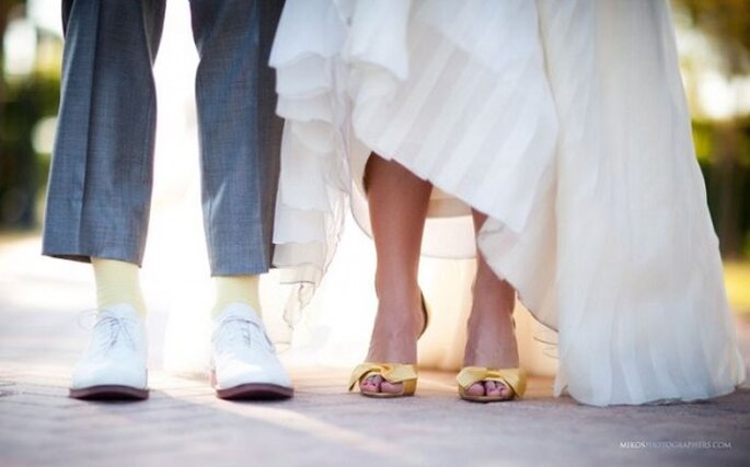 Zapatos de novia en lindos colores - Mikos Photographers