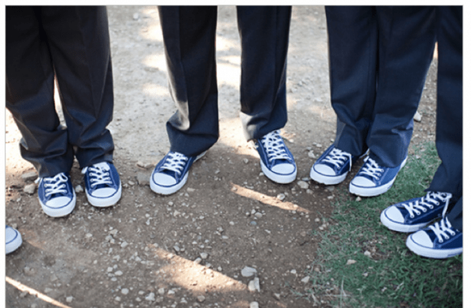 El novio y sus padrinos con un buen par de Converse en color azul marino - Foto Nicole Chatham Photography
