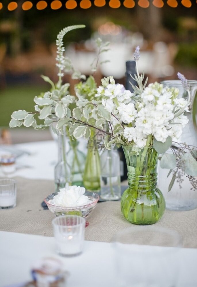 Centros de mesa con flores blancas minimalistas - Foto Danielle Capito Photography