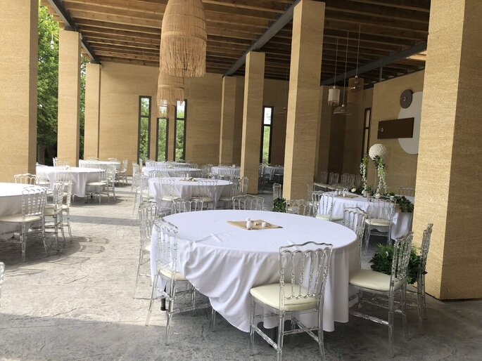 Tables pour réception de mariage dressées sous un préau chic et moderne