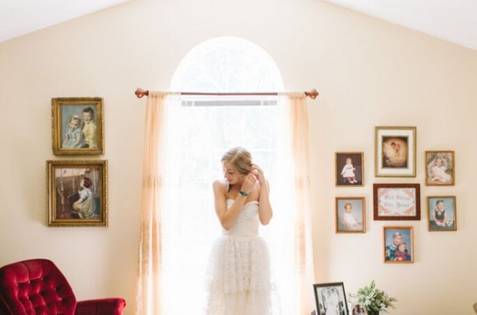 Vestido de novia simple con toques retros - Foto T&S Hughes Photography