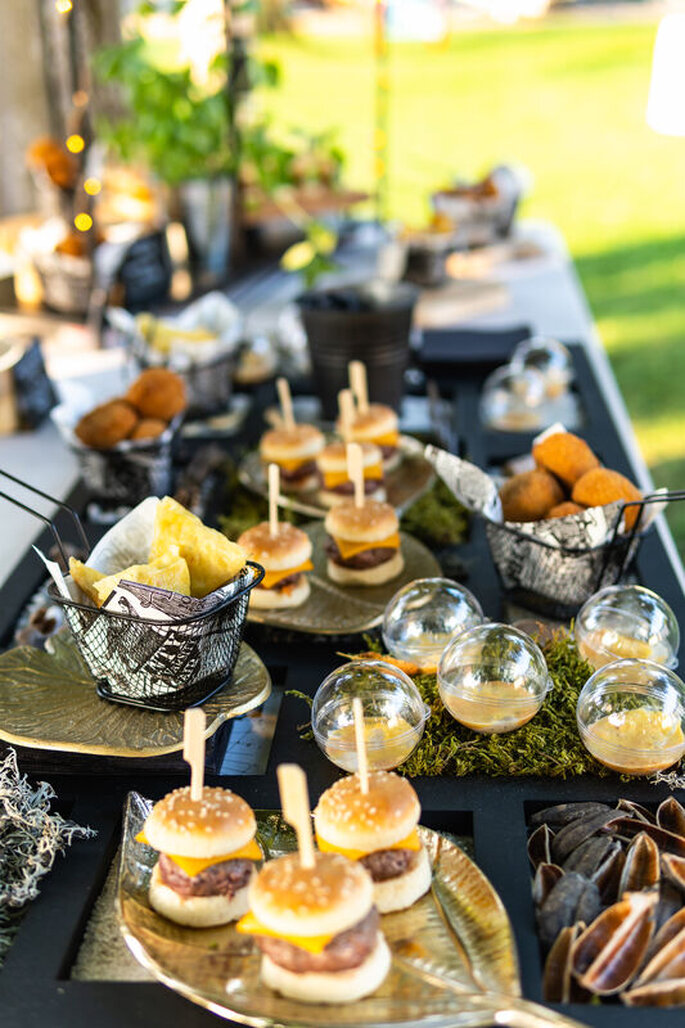 buffet cocktail avec petits burgers